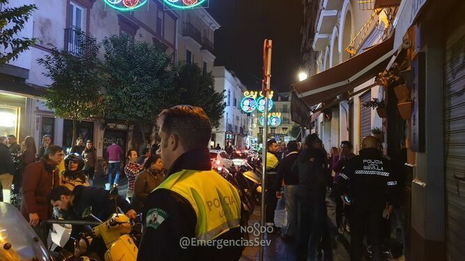 Policías locales patrullan la zona de bares de la calle Arfe