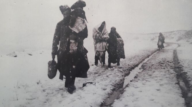 Exiliados civiles atravesando los Pirineos, 1939.