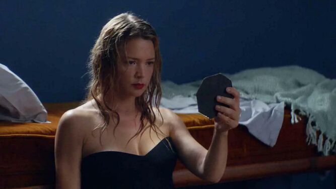 Virginie Efira ante el espejo en una imagen del filme de Justine Triet.