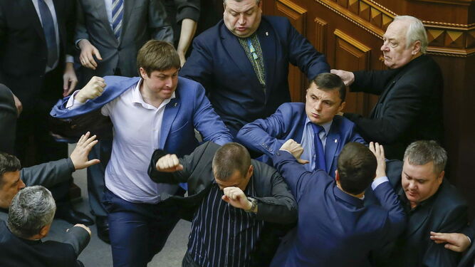 Diputados del partido nacionalista ucraniano Svoboda (Libertad) se lian a golpes con legisladores comunistas en el hemiciclo de su Parlamento, en 2014.