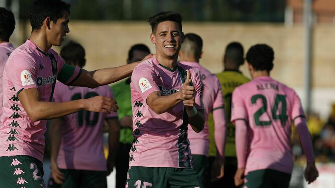 Álex Moreno celebra el primer gol bético.