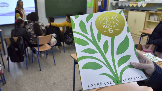 Libro de texto que los alumnos del CEIP Manuel Giménez Fernández usan en las clases de Enseñanza Evangélica.
