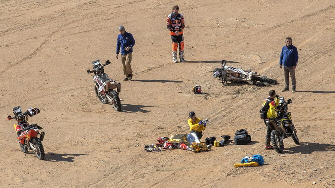 Los equipos médicos atienden a Gonçalves, el último fallecido en el Dakar.