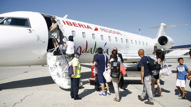 Pasajeros montando en el vuelo Almería-Sevilla operado por Air Nostrum.