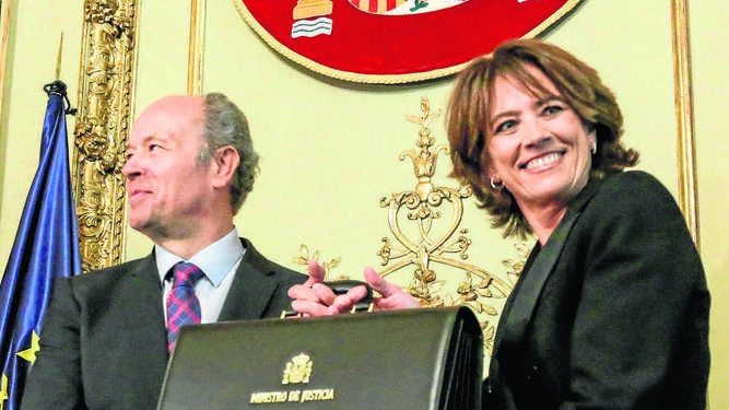 Dolores Delgado entrega a Juan Carlos Campo la cartera como nuevo titular del Ministerio de Justicia.