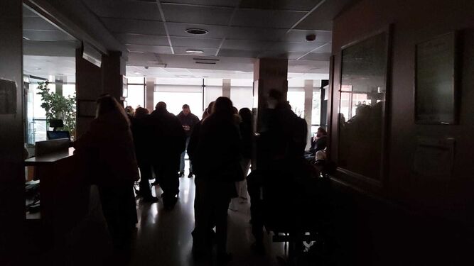 Varios pacientes en el centro de salud de Los Bermejales totalmente a oscuras.