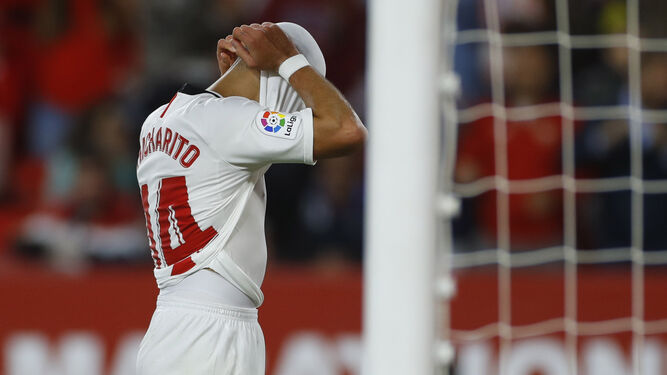 Chicharito lamenta una ocasión desperdiciada en un partido con el Sevilla.