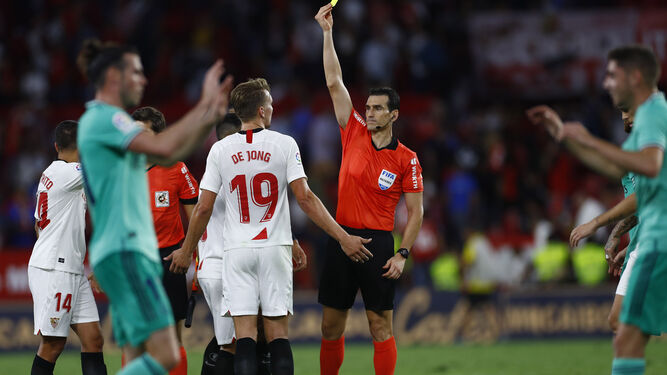 Martínez Munuera le muestra una tarjeta a De Jong al final del Sevilla-Real Madrid.