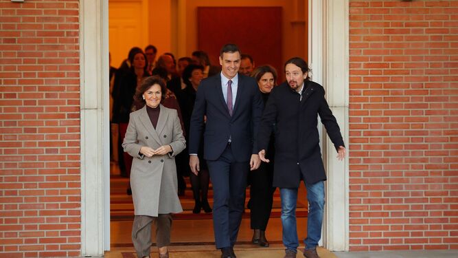 Pedro Sánchez, Carmen Calvo y Pablo Iglesias salen del primer Consejo de Ministros