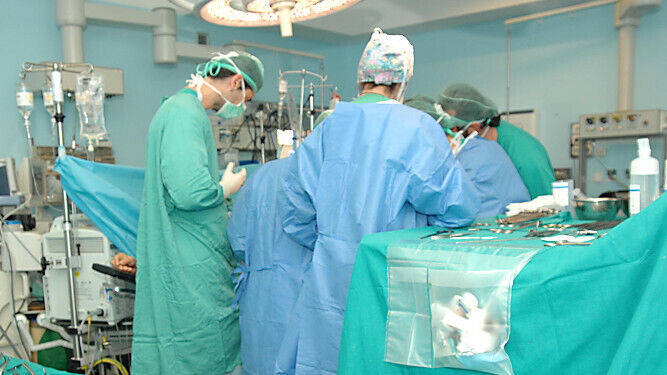 Un equipo de cirujanos realizando un trasplante.