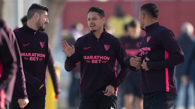 Chicharito bromea con Escudero y Diego Carlos mientras se dirige a un entrenamiento.