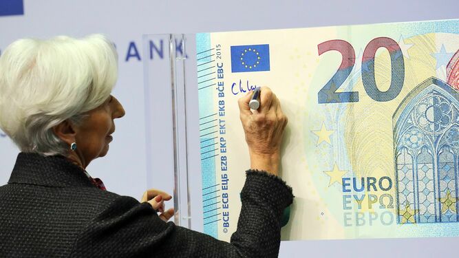 Christine Lagarde estampa su firma en un billete de veinte euros