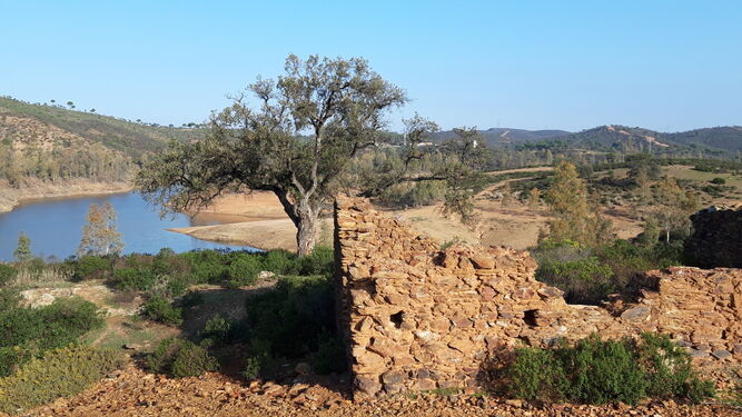 Ruinas junto al embalse del Agrio