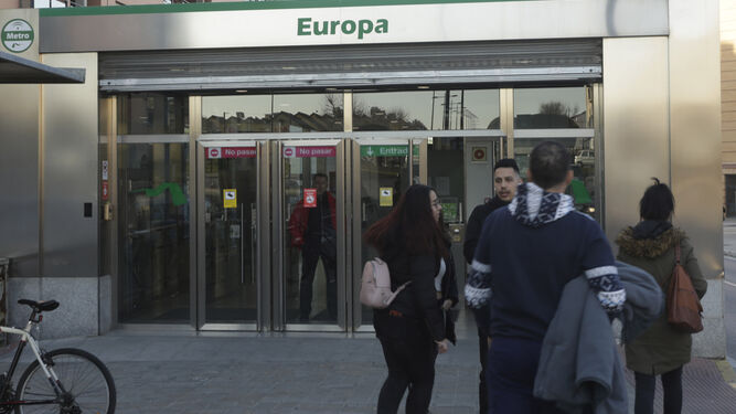 Usuarios en la puerta de la estación de Europa, cerrada.