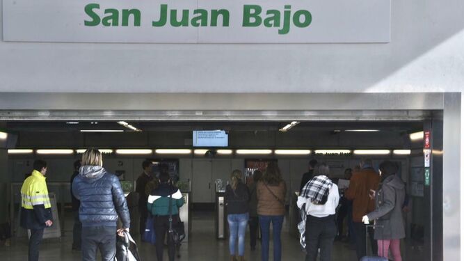 Viajeros entrando en la estación San Juan Bajo tras restablecerse el servicio.