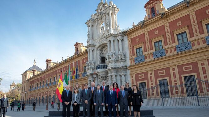 El presidente de la Junta, Juanma Moreno, posa ante el Palacio de San Telmo con los once consejeros.