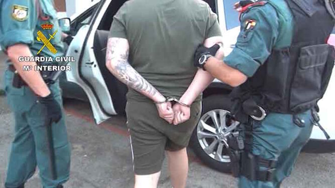 Un hombre es detenido por dos agentes de la Guardia Civil.