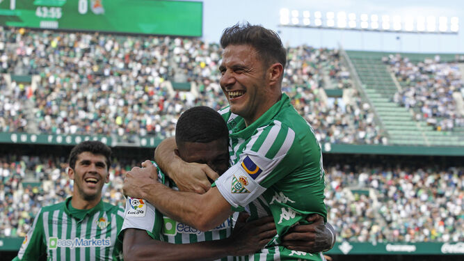 Joaquín celebra su gol junto a Emerson, quien le había asistido.