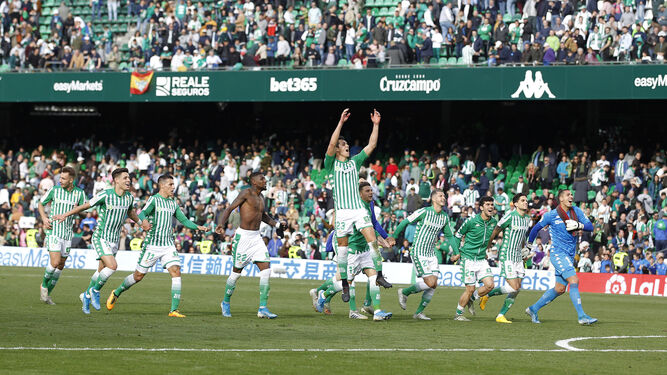Los jugadores del Betis festejan con su afición la goleada a la Real Sociedad.
