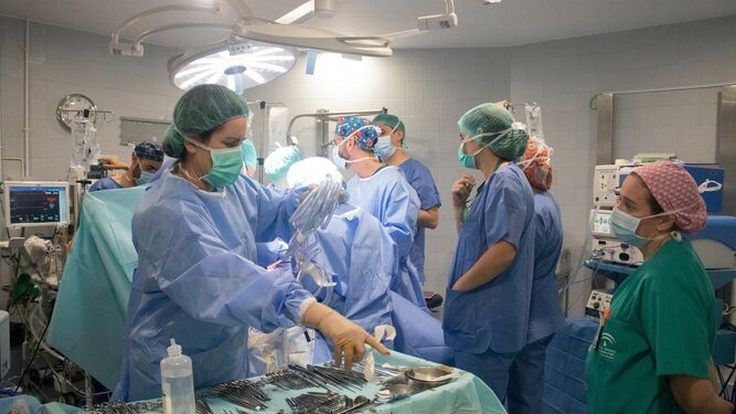 Operación a un niño con un raro tumor difuso que afecta la cavidad abdominal en el Hospital Virgen del Rocío.