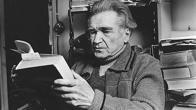 Emil Cioran (Rasinari, Rumanía, 1911–París, 1995), leyendo en su estudio.
