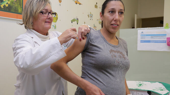 Las embarazadas están entre los grupos de riesgo a los que se les recomienda la vacunación.
