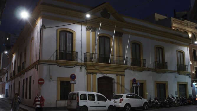 El edificio se encuentra en las confluencias de la calle Trajano con Javier Lasso de la Vega.