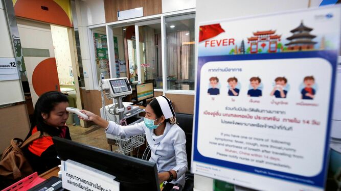 Una enfermera mide la fiebre de una paciente en un hospital de Bangkok (Tailandia), donde se han detectado ya 4 casos del coronavirus.