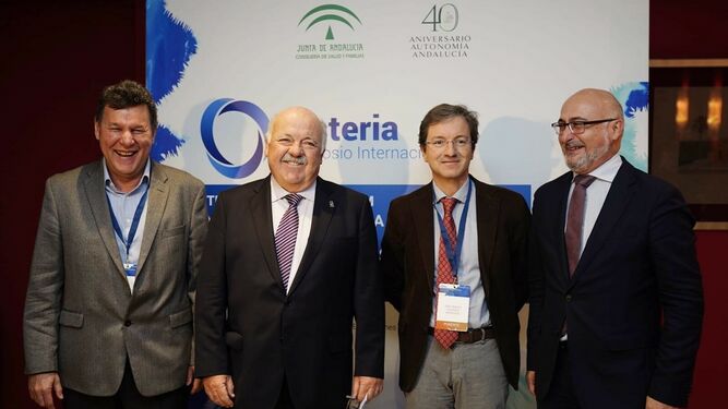 El consejero Jesús Aguirre junto al resto de ponentes en el I Simposio Internacional sobre Listeria.