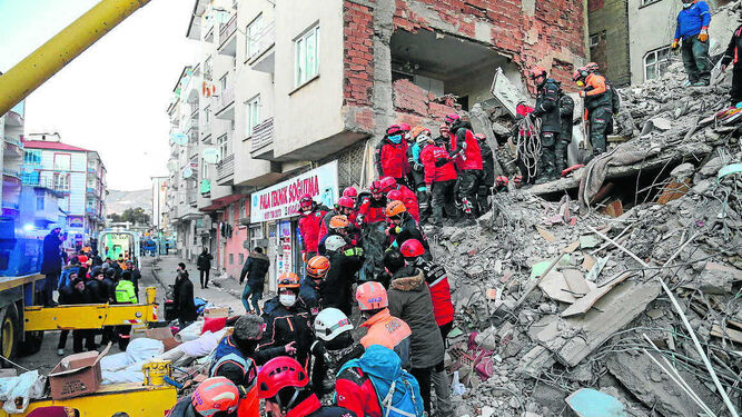 Decenas de operarios trabajan en las labores de rescate en un edificio derruido por el terremoto en Elazig (Turquía).