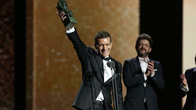 Antonio Banderas recoge su Goya a mejor actor por su papel en ‘Dolor y gloria’.