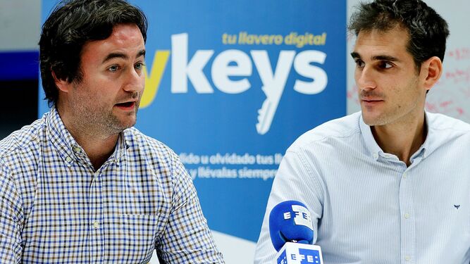 Los ingenieros Eduardo Murillo (d) y Javier Valdés (i), socios de la empresa MyKeys.