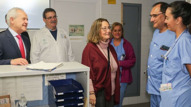 La delegada territorial de Salud y Familias en Sevilla, Regina Serrano, en el Hospital Virgen del Rocío.