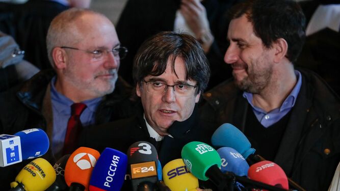 Carles Puigdemont atiende a los medios en Bruselas.