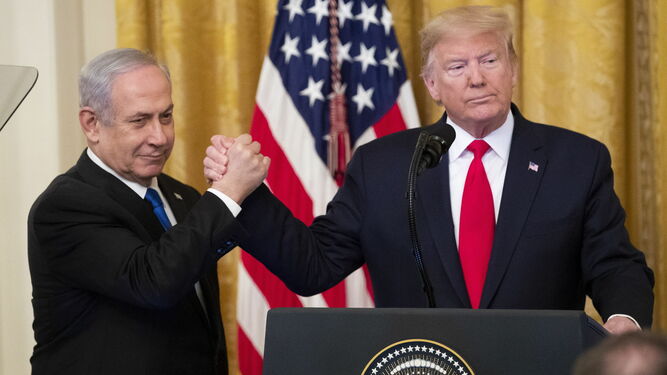 El presidente de EEUU, Donald Trump, saluda al primer ministro israelí, Benjamin Netanyahu, tras presentar su propuesta en la Casa Blanca.