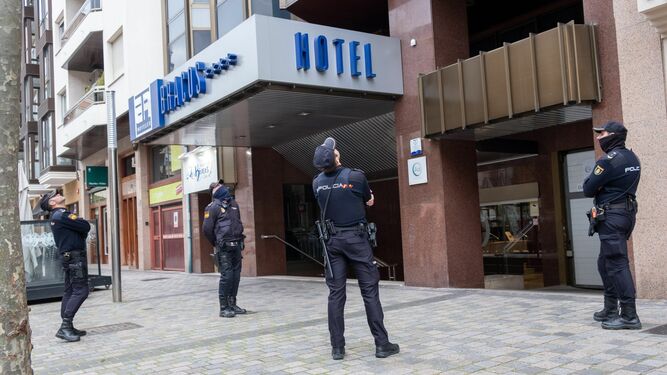 Cuatro policías nacionales a la entrada del hotel en Logroño donde se encontró el cadáver de la niña este lunes.