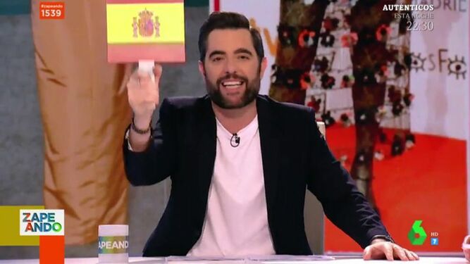 Dani Mateo exhibe la bandera española en un test de humor en 'Zapeando'