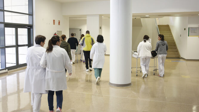 Varios facultativos y pacientes en un centro sanitario de la capital.
