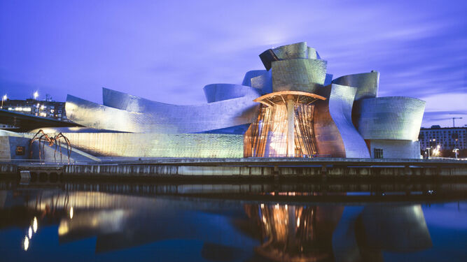 El emblemático edificio del Museo Guggenheim de Bilbao.