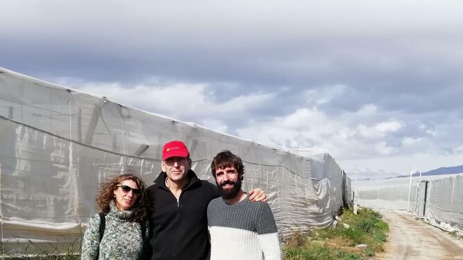 Mónica González (Fundación Cajamar) y Eduardo Crisol (Coexphal) junto a un agricultor en Almería