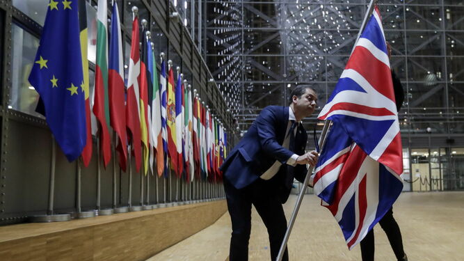 Retirada de la bandera británica en Bruselas.
