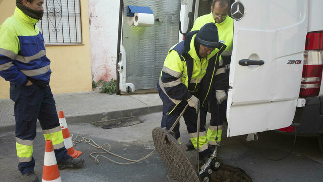 Técnicos de Emasesa inspeccionando el alcantarillado de la barriada Guadalquivir de Coria en una imagen de archivo.