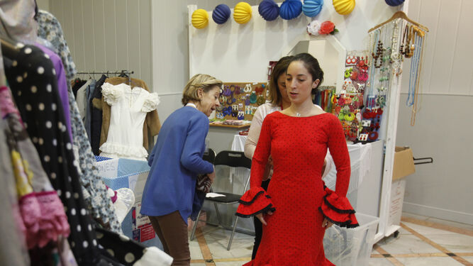 Dormitorio Salida Disgusto Éxito de ventas de trajes de flamenca de segunda mano y firma en el  Mercadillo de Red Madre
