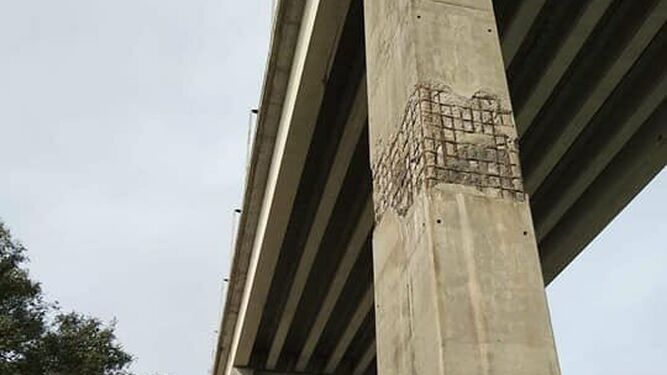 Uno de los pilares del puente del V Centenario