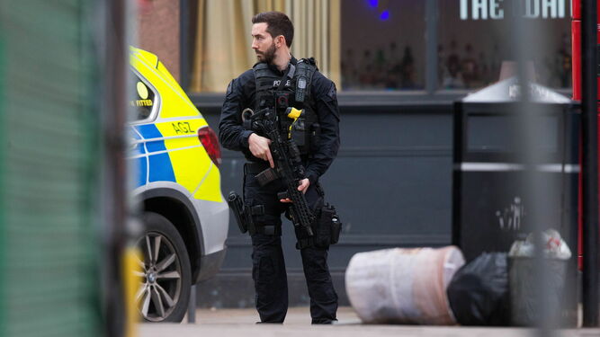 Policía armado en Londres asegura la zona del incidente.
