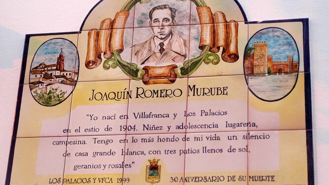 Placa cerámica que recuerda la infancia de Romero Murube en Los Palacios.