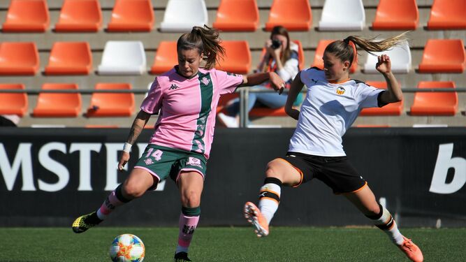La jugadora bética Rosa Otermín intenta regatear a una rival en el partido ante el Valencia.