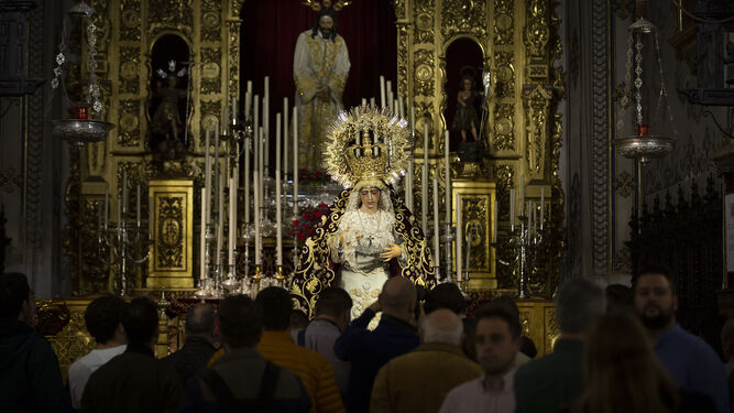 La Virgen de la Amargura en el presbiterio de San Juan de la Palma.