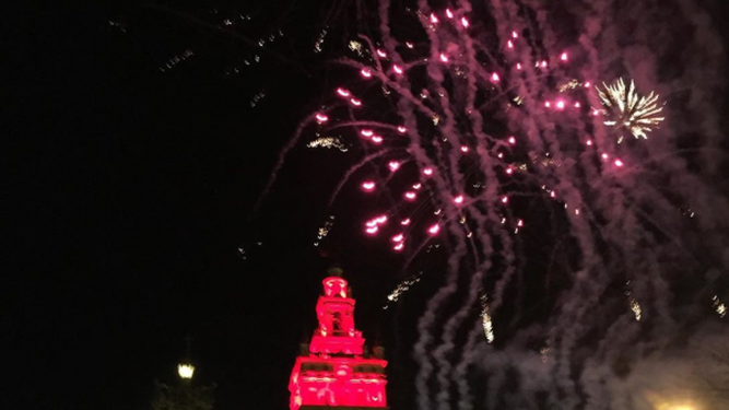 La réplica de la Giralda en Kansas City celebra de rojo la Super Bowl de los Chiefs
