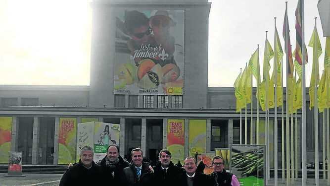 La delegación de Agrocolor, durante su participación en Fruit Logistica 2019, a la entrada de la feria, en la Messe Berlín.
